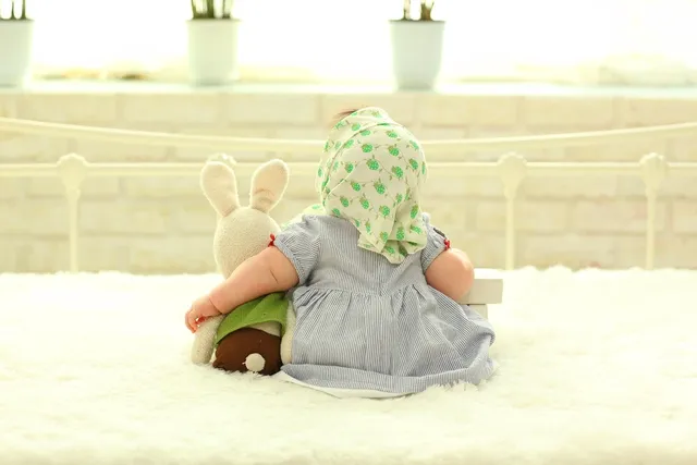 Our waterproof silicone bibs are made of soft 100% food grade silicone.  An extra large pouch to catch food helping you to eliminate those unwanted messes and stained clothes.  