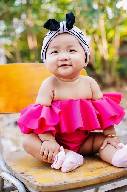 Our waterproof silicone bibs are made of soft 100% food grade silicone.  An extra large pouch to catch food helping you to eliminate those unwanted messes and stained clothes.  